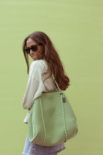 Cargar imagen en el visor de la galería, RAYBAN CLUBMASTER, BOLSO NEOPRENO, BOLSO VERDE, BOLSO VERANO, BOLSO GRANDE, BOLSO ZARA, BOLSO MANGO, BOLSO PERSONALIZADO, SURF, BLOGGER, FASHION, BOLSO VIAJE, BOLSO GRANDE, BOLSO BLANCO, NEOPRENO