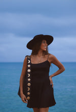 Cargar imagen en el visor de la galería, bolso molokini black estrella sol luna calmbags piel madeinspain modelo lackofcolors sombrero