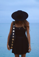 Cargar imagen en el visor de la galería, bolso molokini black estrella sol luna calmbags piel madeinspain modelo lackofcolors sombrero