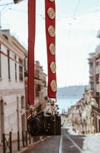 Cargar imagen en el visor de la galería, rua lisboa bandolera monedas doradas piel roja calmbags